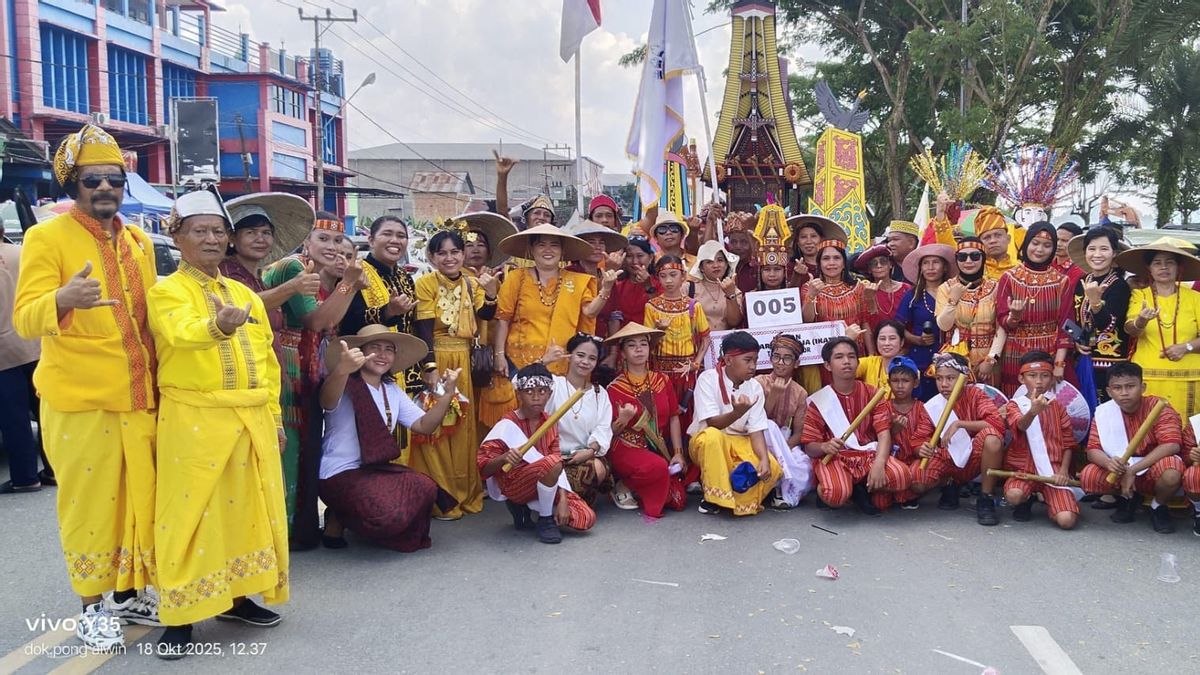 Miniatur Rumah Toraja Passes Through The Heart Of Tanjung Selor City, IKAT Buys The 2025 Cultural Parade General Champion
