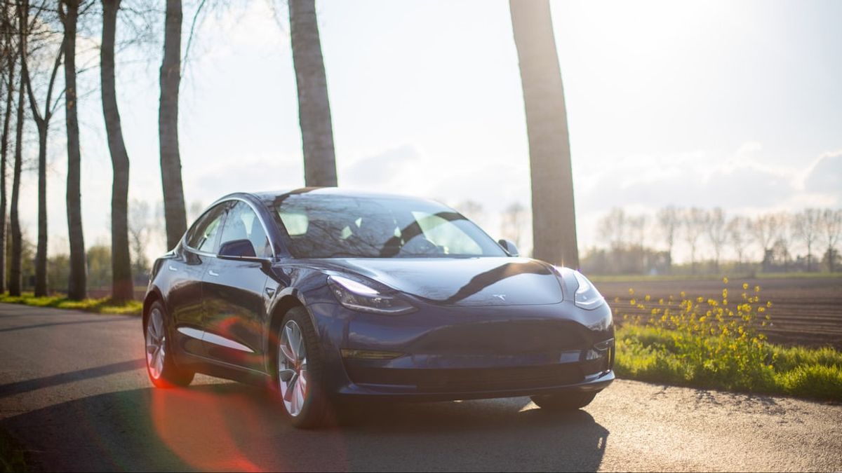 Tesla Tarik Kendaraan Lagi Gara-gara Kegagalan Sistem Peringatan Suara untuk Pejalan Kaki
