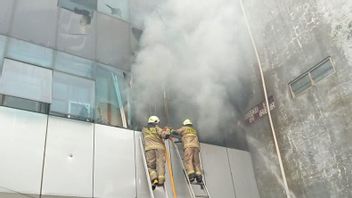 ジェランバルにある4階建てのショップハウスは、ワックスで燃えています