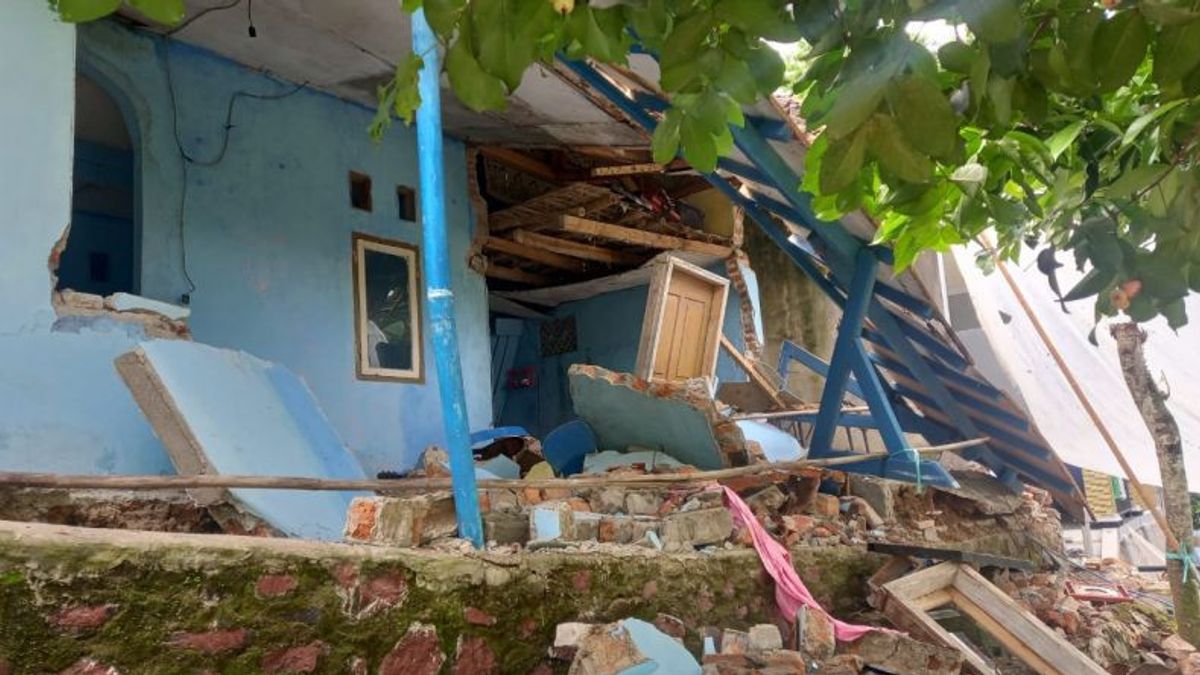 Soil Movement In Cisolok Sukabumi Causes Houses To Crack And Collapse