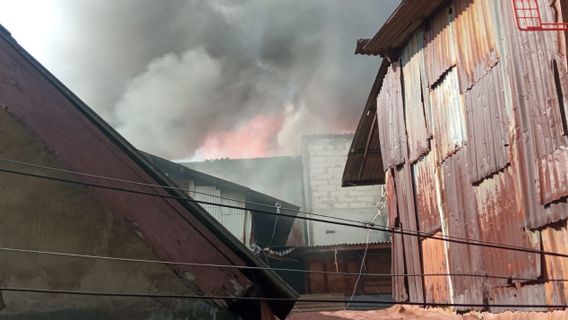 Bangunan Semi Permanen di Kawasan Tambora Jakbar Terbakar, 24 Mobil Damkar Dikerahkan