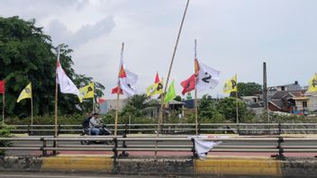 Les résidents se plaignent du nombre de drapeaux du parti sur le voleur de Pondok Coffee qui perturbe souvent la vision des automobilistes