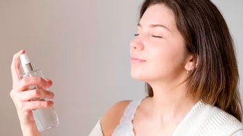 实用性护肤趋势、血清和微米的组合,使其具有灌溉和净化皮肤的创新