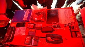 فريق البحث والإنقاذ يجد أشياء شخصية لضحايا الحادث {esawat ATR 42-500 