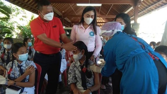 Gianyar Regency Gouvernement A Mené La Vaccination Pour Prévenir Le Cancer De L’utérus Pour Les élèves Du Premier Cycle Du Secondaire