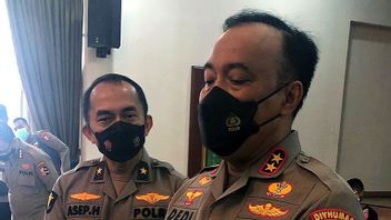服从警察局长的命令，在泗水搜查之后，警察检查了Khilafatul Muslimin Cirebon Ali Zamroni领导人的转身