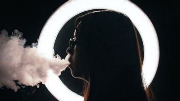 أنس باسويدان تحظر إعلانات السجائر في جاكرتا، ماذا عن الVape؟
