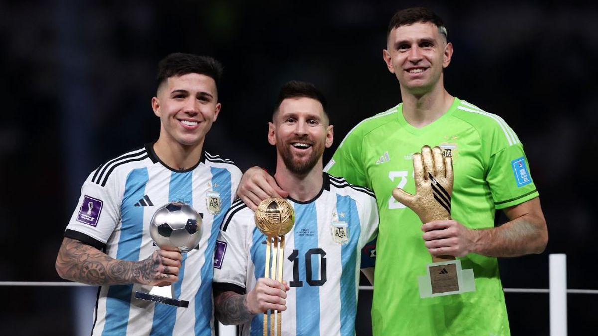الأرجنتين تزداد مثالية! ميسي وإيميليانو مارتينيز وإنزو فرنانديز يفوزون بجائزة أفضل لاعب