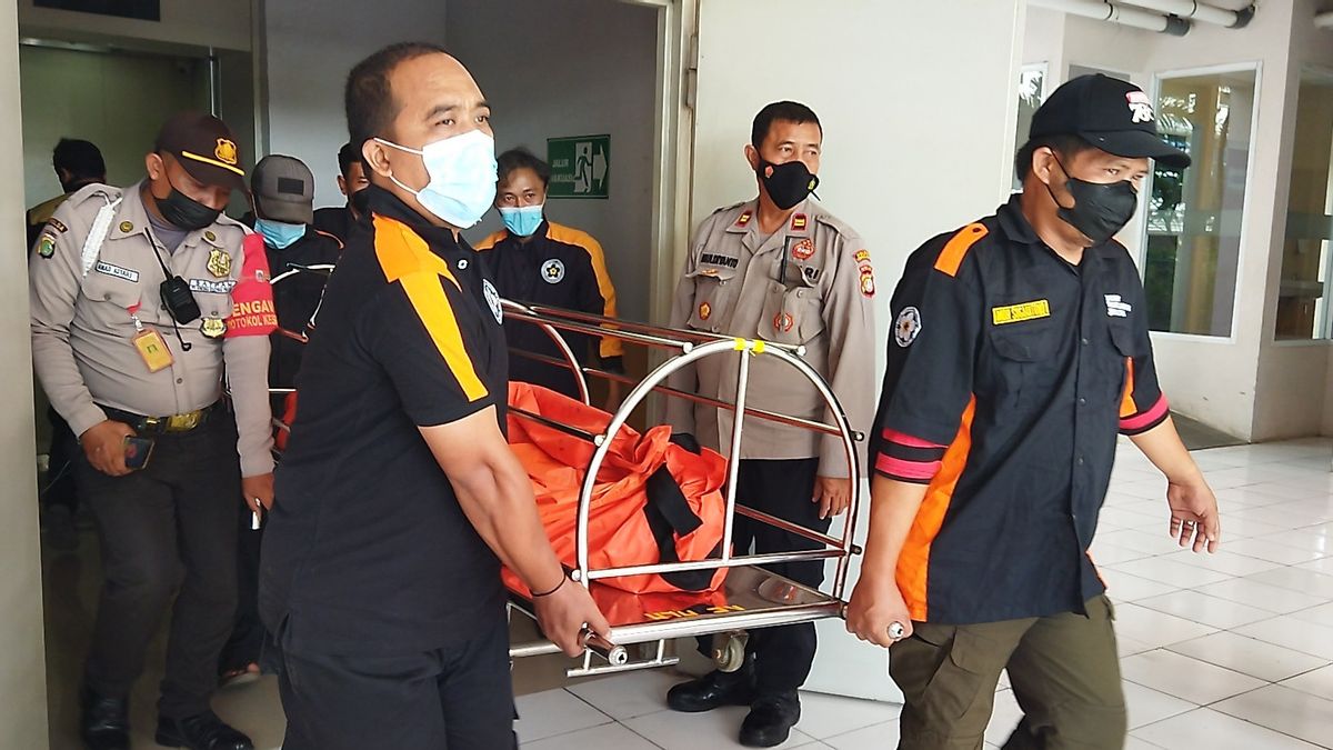 Newly Married, 34-Year-Old Man Desperately Jumps From The 21st Floor Of The Green Pramuka City Apartment
