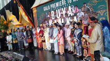 ミナンの伝統的な衣装に身を包み、数十人の俳優や女優がジャカルタでのブヤハムカのガラプレミアに出席します