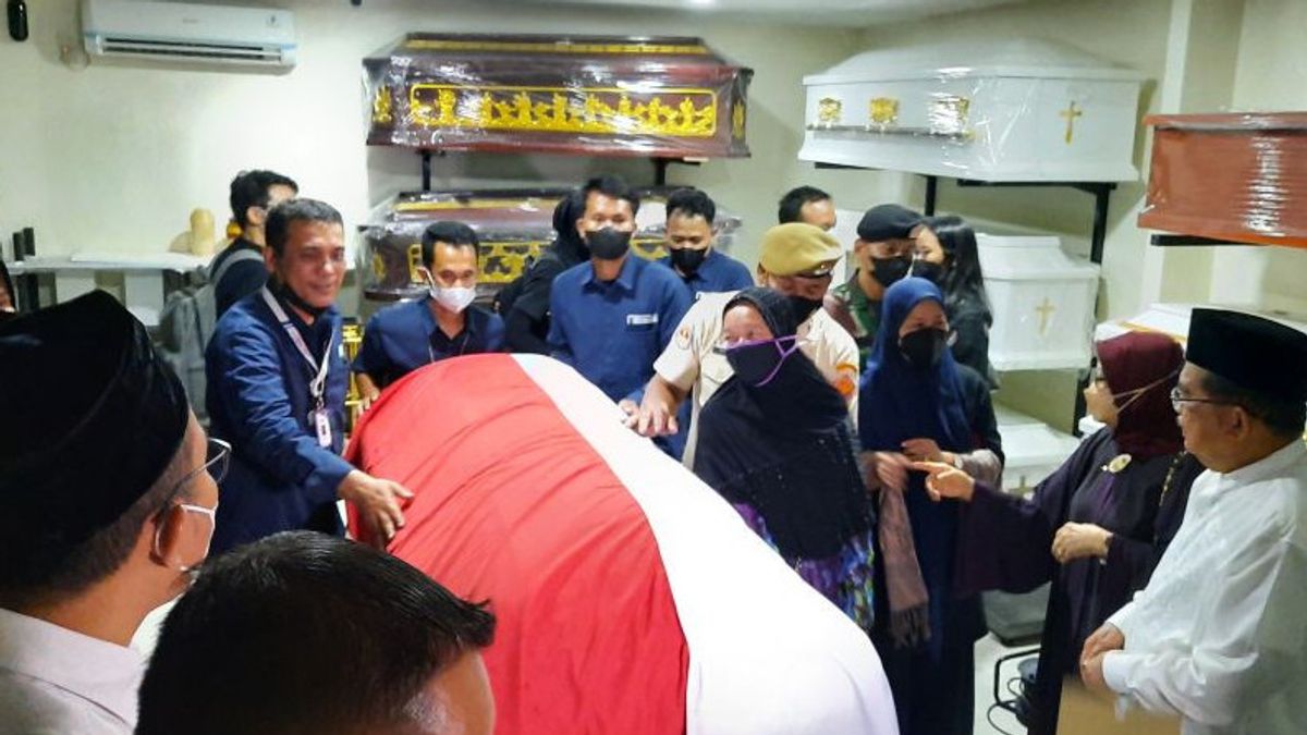 赤と白に包まれた胸、イスラム教徒の学者アズユマルディ・アズラの遺体がソエッタ空港に到着し、すぐに葬儀場に連れて行かれる