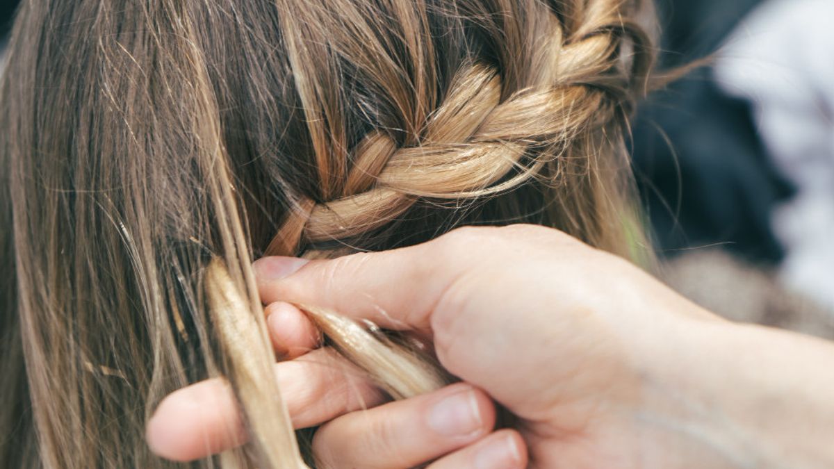 6 Efek Sering Kepang Rambut, Bikin Rambut dan Kulit Kepala Bermasalah
