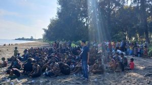 Warga Pidie Pindahkan Pengungsi Rohingya Jauh dari Rumah Penduduk