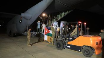 Pakai Perlengkapan Militer, Raja Yordania Abdullah II Ikut Misi Pengiriman Bantuan untuk RS Lapangan di Jalur Gaza