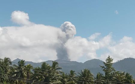 Gunung Dukono Erupsi Lontarkan Abu Vulkanik Setinggi 1,6 Kilometer