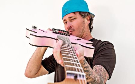 Tom DeLonge Rilis Gitar Signature 'Starcaster' Bareng Fender