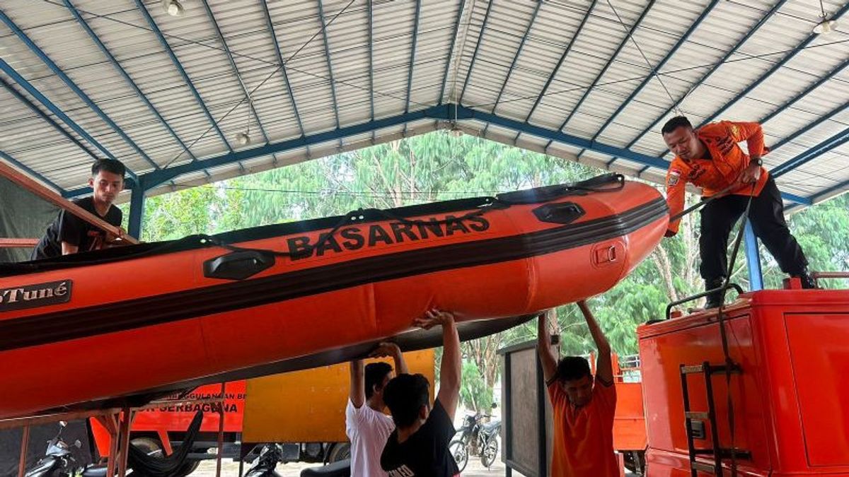 SAR Susur Sungai Cari Pria Hilang usai Perbaiki Perahu di Rawa Luwu Timur Sulsel