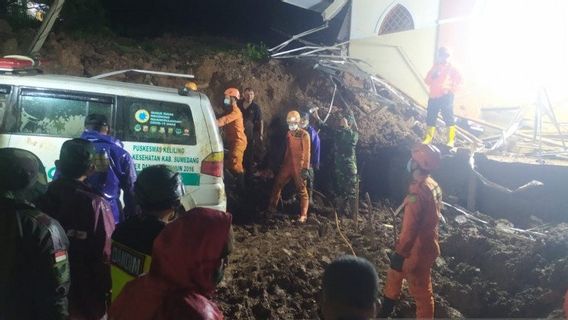 Danramil Cimanggung  dan Pejabat BPBD jadi Korban Longsor di Sumedang