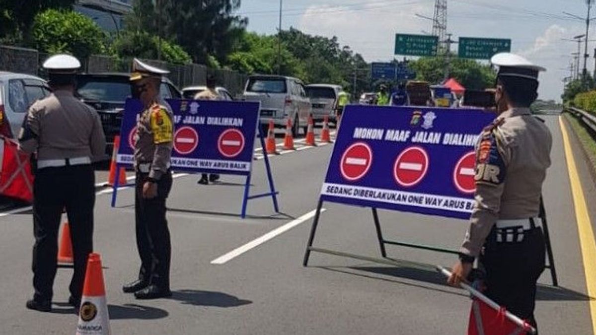 <i>One Way</i> Tol Cikampek, Jasa Marga Alihkan Lalin di Simpang Susun Cawang