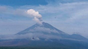 セメルの4日間にわたる一日一発の噴火、住民は警戒を高めるよう求められる