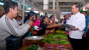メロングアネスルト市場を訪れ、ジョコウィは住民やトレーダーに暖かく歓迎されました