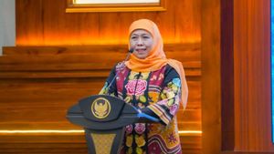 Not Responding To The KPK's Call, Khofifah Attends Her Son's Graduation At Peking University