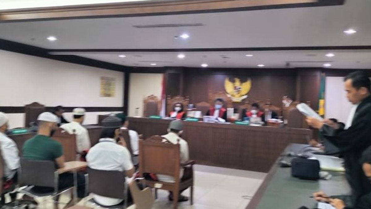 In Front Of Judge Bagja Defense, Claiming Only To Pull Ade Armando's T-shirt
