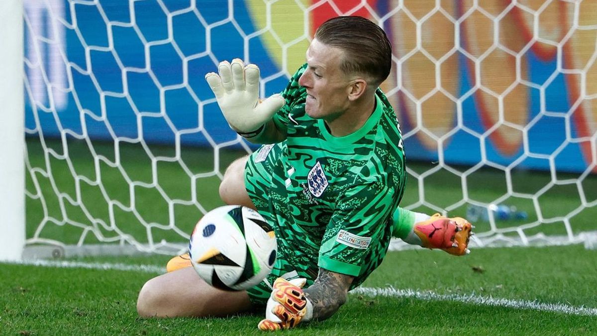 Jordan Pickford rappelle un kicker suisse dans sa bouteille d'eau