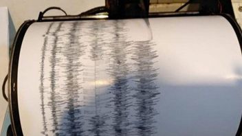 スラバヤで感じた揺れる光、ブリタール地震