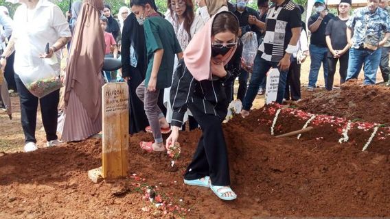 Isak Tangis Iringi Pemakaman Aktor Iqbal Pakulu di TPU Menteng Pulo