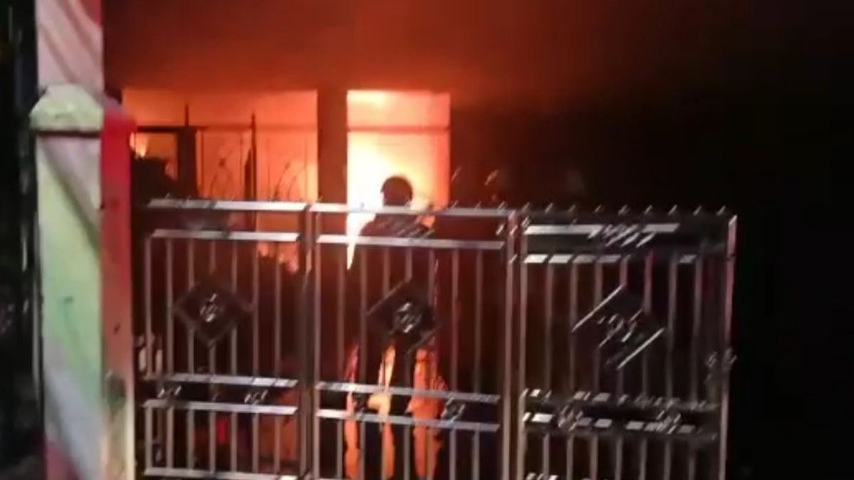 حرق مستودع زيت الطهي في سيراكاس، خسائر تصل إلى Rp600 مليون