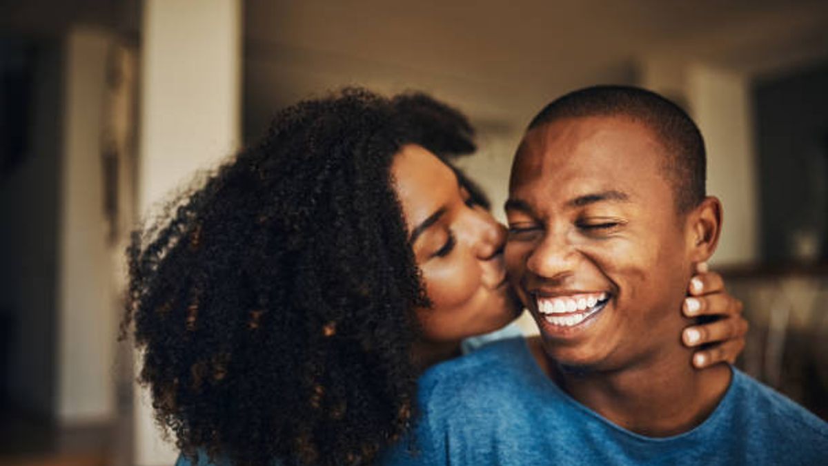 يمكن أن تجعل العلاقات أكثر دفئا ، ومعرفة 8 معاني القبلات التي يقدمها الأزواج