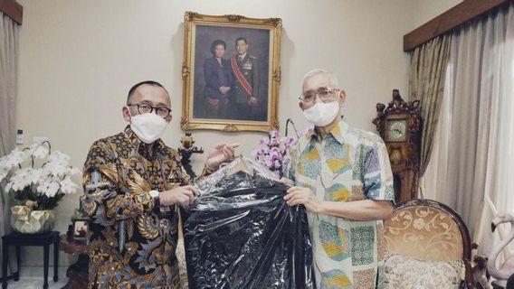 Essayez Sutrisno Fait Don Gamis Et Hamzah Haz Faire Don Pantoufles Au Musée Présidentiel Balai Kirti