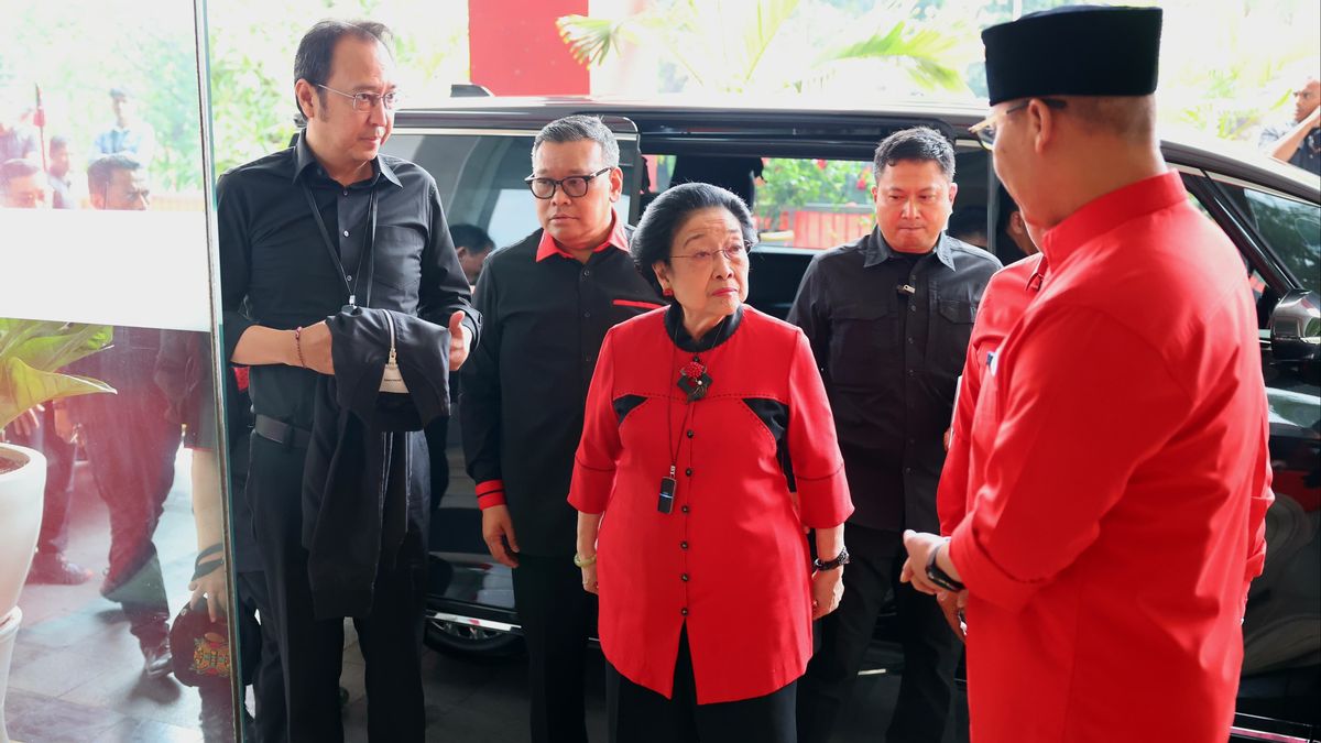 Megawati Arrives At The PDIP DPP Office Ahead Of The Announcement Of Candidates For The Third Wave Regional Head