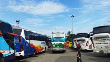 Suite aux tests de faisabilité, les agents ont découvert 4 bus AKAP non admissibles à l'exploitation au terminal de Tanjung Priok