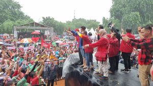 Kaesang Hujan-hujanan Kampanye Akbar PSI di Jakbar
