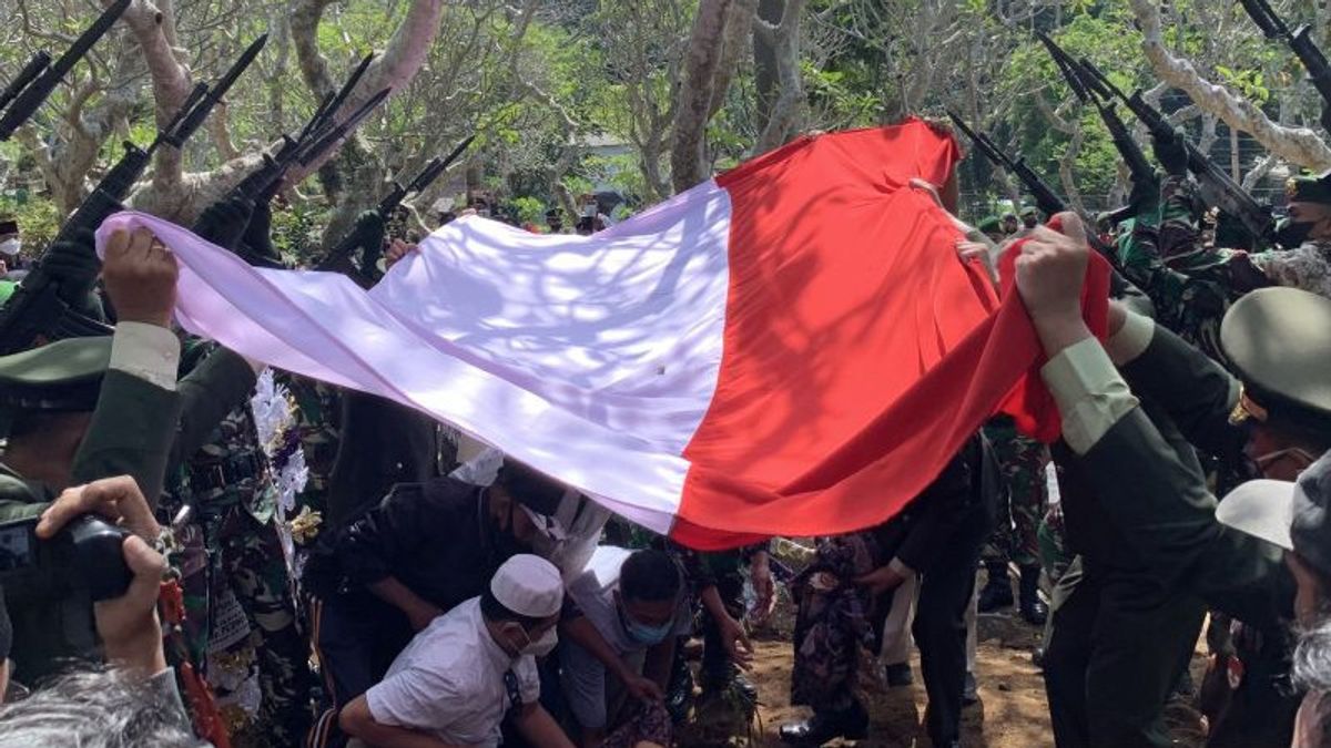 The Body Of Ex-Covid-19 Task Force Spokesperson Achmad Yurianto Buried Beside His Mother's Tomb