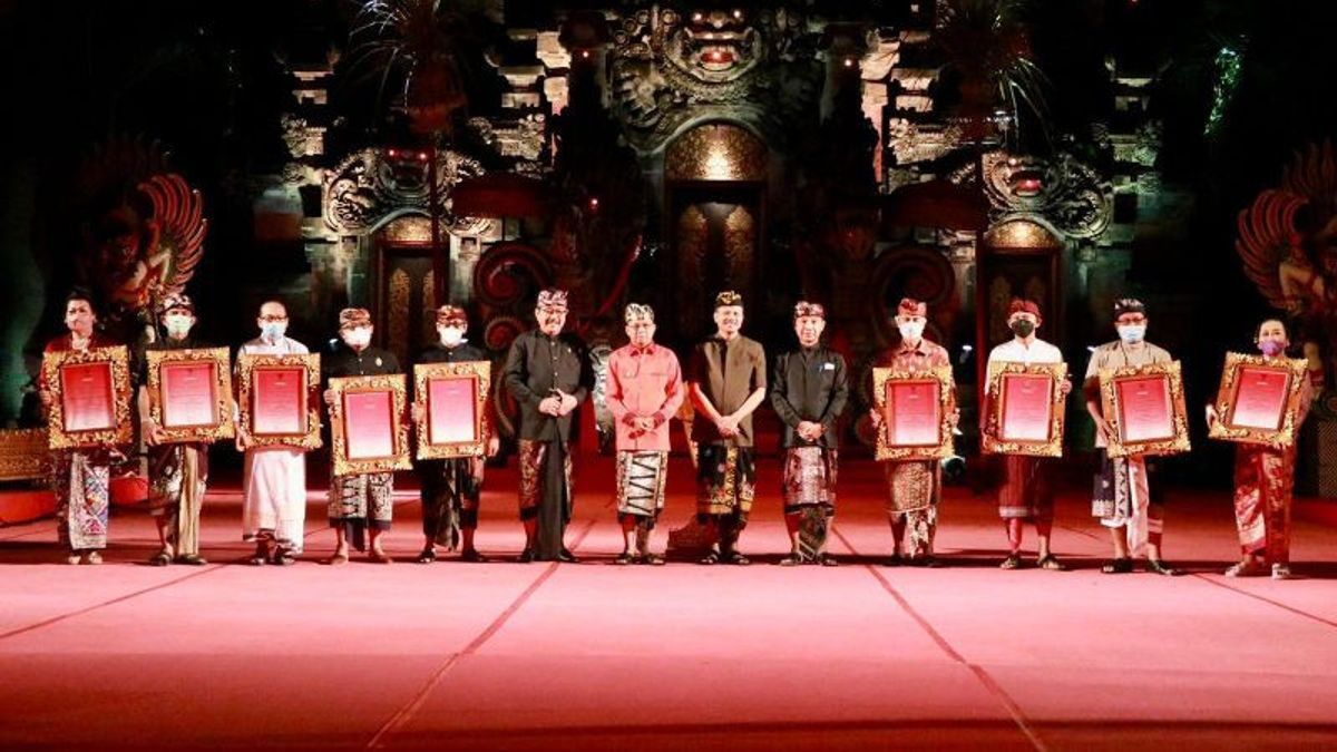 9 Seniman di Bali Dapat Penghargaan dan Uang dari Gubernur Koster 