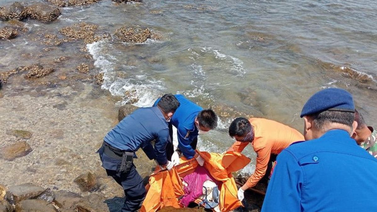 Le corps d'une femme sans identité retrouvé sur la plage de Kelapa Doyong Lampung Sud