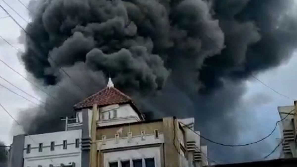 Pabrik Sepatu di Wadung Asri Sidoarjo Terbakar