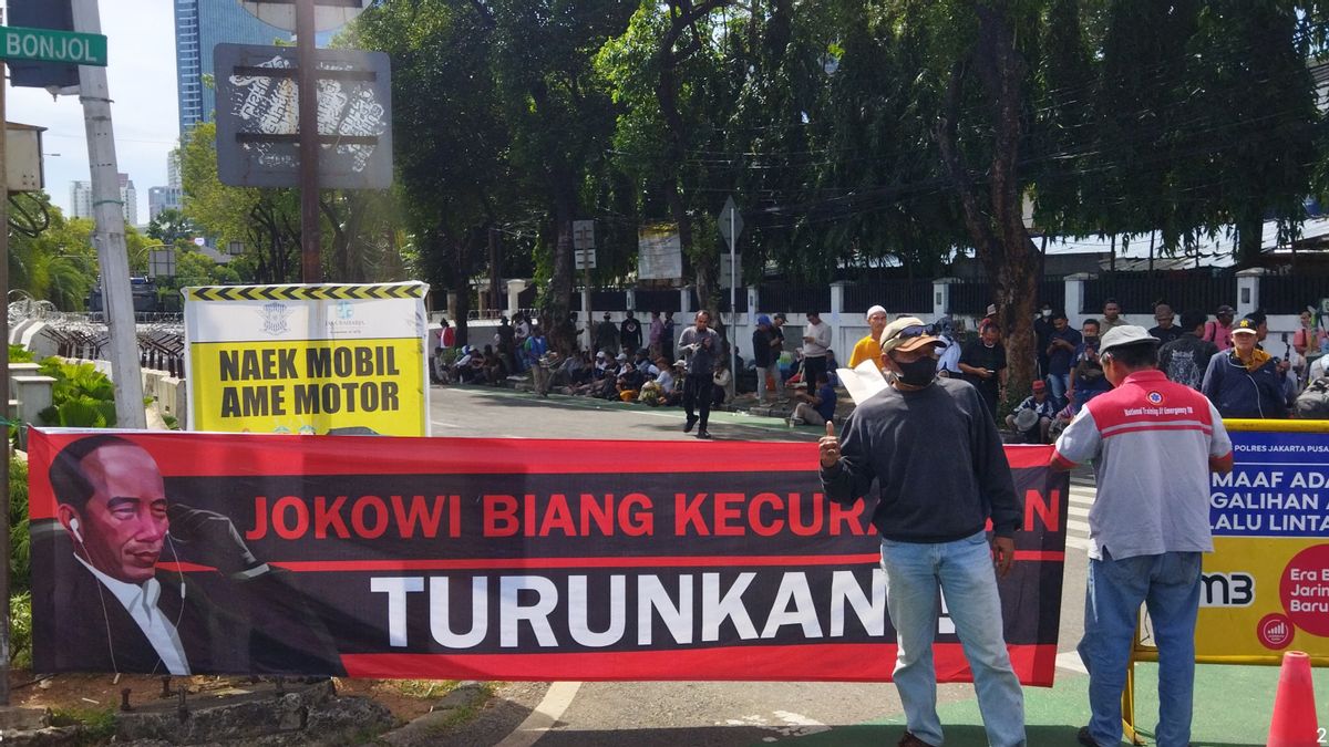 Masses Of Elderly Supporters Of The Right Of Administrative Rights Begin To Attack The Indonesian KPU Office