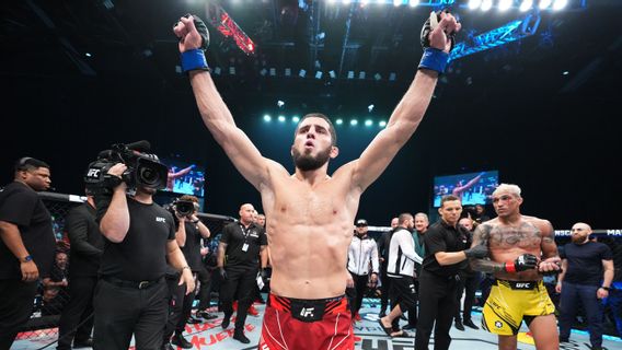 Islam Makhachev Juara Dunia Kelas Ringan UFC Usai Kalahkan Charles Oliveira dengan <i>Submission</i>