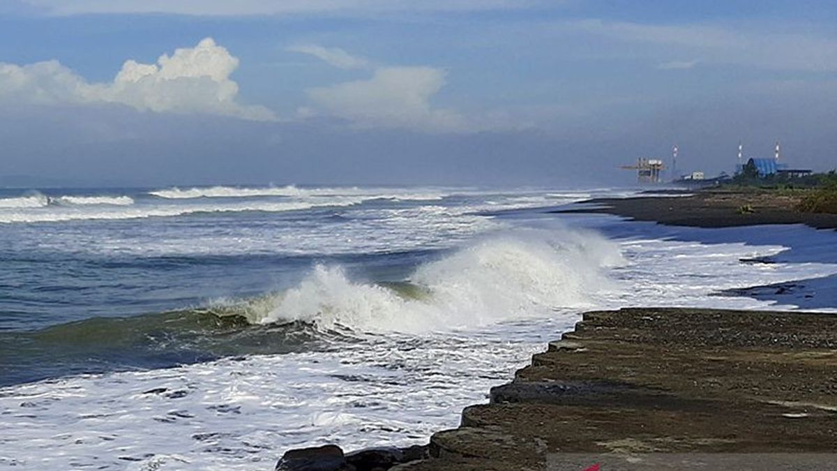 ارتفاع الأمواج في جنوب لون جاوة الغربية وجاوة الوسطى ويوغياكارتا يحتمل أن يكون 4-6 أمتار ، يرجى من السياح والمقيمين توخي الحذر