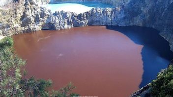 自然現象、ケリムトゥ山クレーター湖の色は突然黒から茶色に変わりました