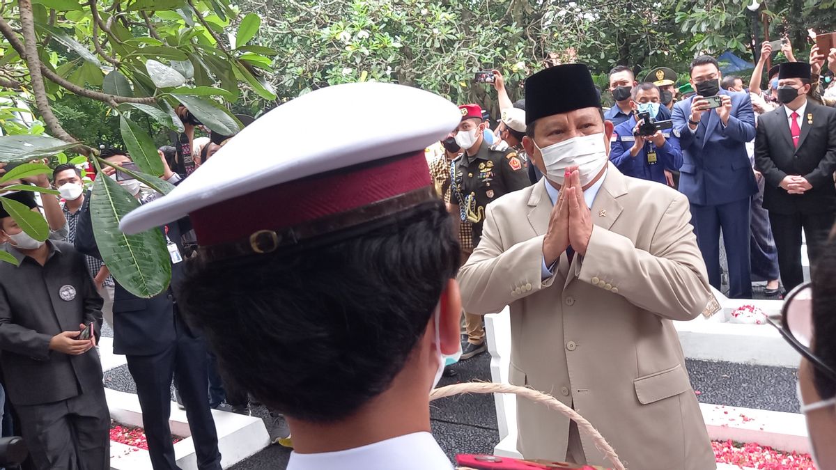 Kenang Jasa Pahlawan, Menhan Prabowo Tabur Bunga di TMP Taruna Tangerang