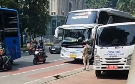 Jukir Liar Depan Masjid Istiqlal Kembali Bikin Masalah, Sopir Bus Pariwisata Dipalak Rp300 Ribu di Depan Mobil Dishub