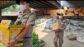 Gubuk Liar dan Warung Remang Penjual Miras di Bantaran Kali BKB Menteng Ditertibkan