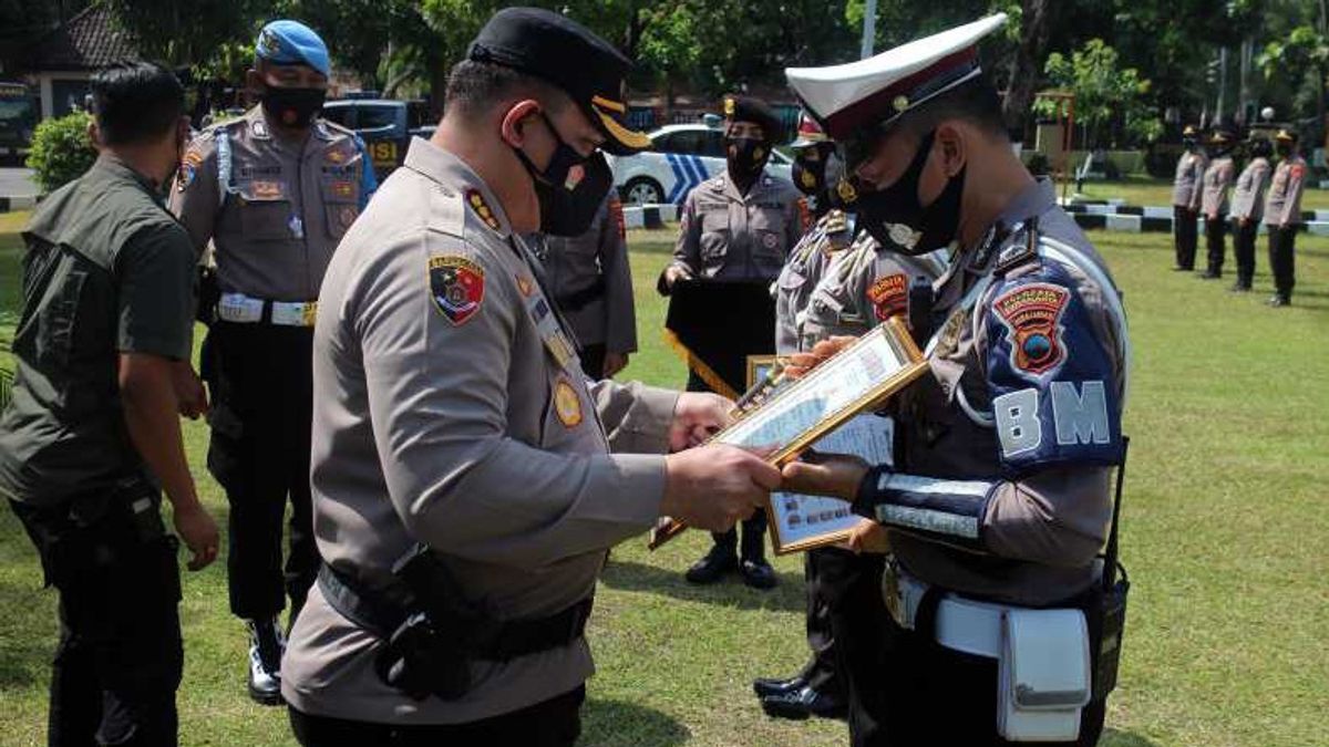 Polisi yang Viral karena Bantu Pedagang Jualkan Koran dan Tisu Diganjar Penghargaan