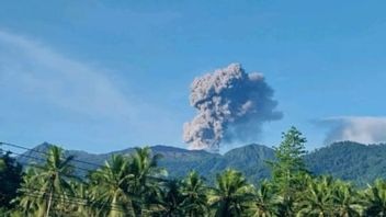高さ1,200メートルの火山灰を持つドゥコノ山噴火