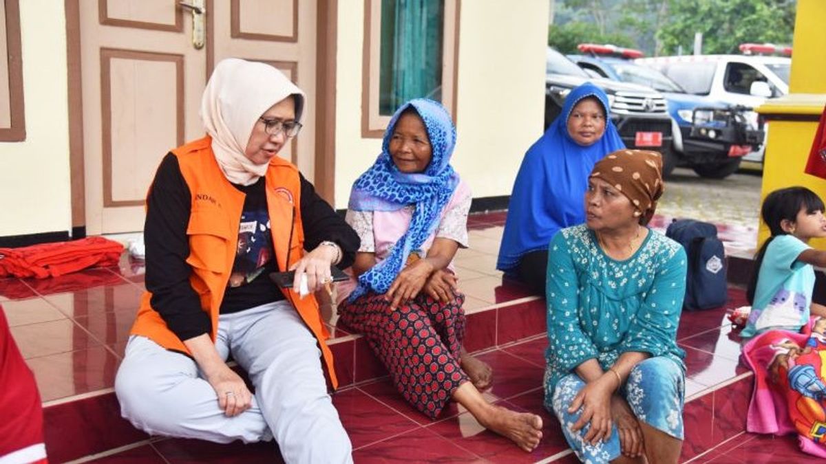 Warga di Zona Merah Mengungsi ke Masjid dan Sekolah Setelah Luncuran Awan Panas Gunung Semeru